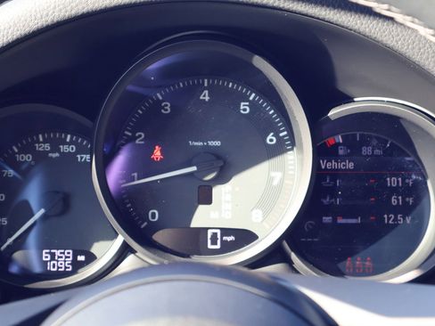 Certified 2025 Porsche Macan image 16