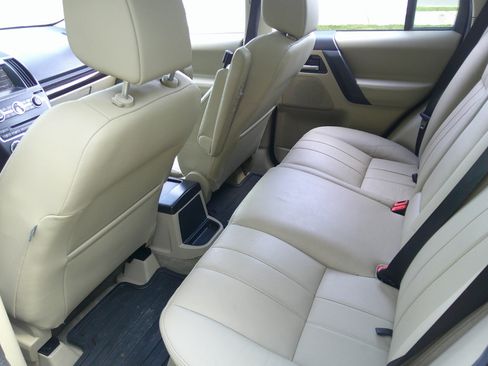 Used 2013 Land Rover LR2 image 38