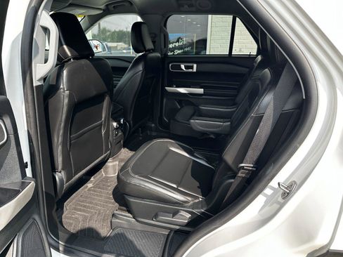 Used 2022 Ford Explorer XLT w/ Equipment Group 202A image 19