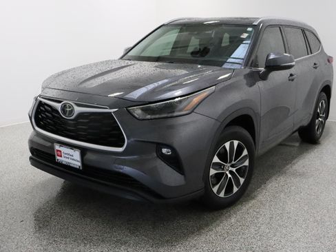 Used 2021 Toyota Highlander XLE FWD image 2