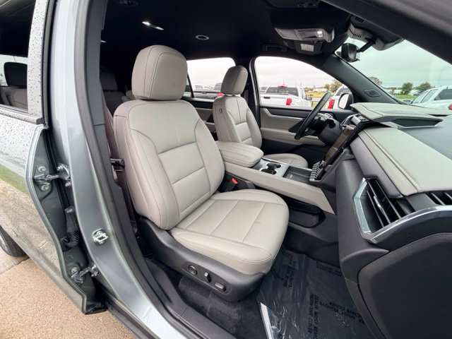 Certified 2026 GMC Acadia Elevation w/ Elevation Premium Package AWD/4WD image 23