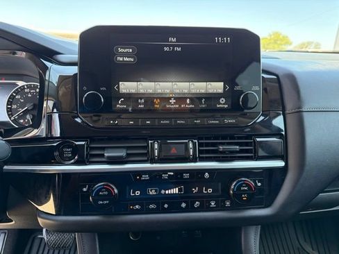 Used 2025 Nissan Pathfinder SL FWD image 17