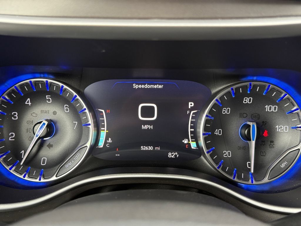 Used 2022 Chrysler Pacifica Touring-L w/ Uconnect Theater Family Group AWD/4WD image 13