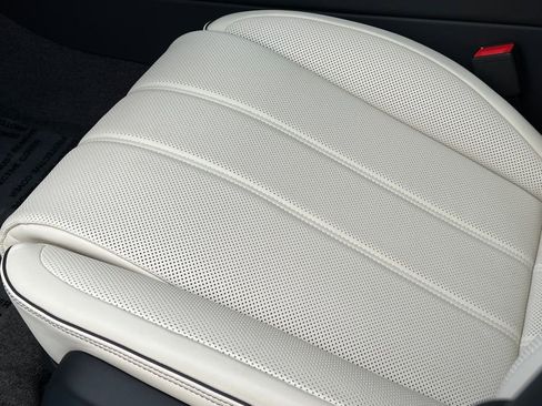 Used 2025 Bentley Bentayga AWD/4WD image 42