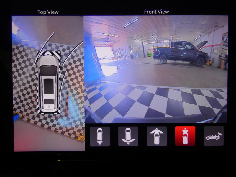 Used 2025 Chrysler Pacifica Pinnacle FWD image 17