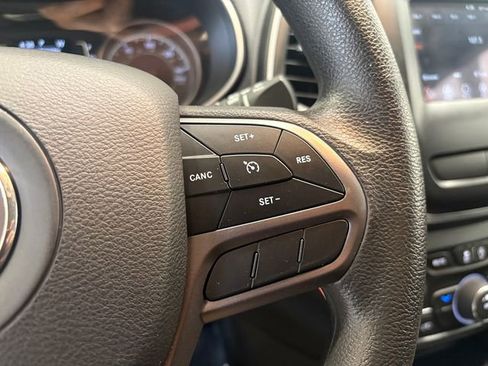 Used 2019 Jeep Cherokee Latitude w/ Popular Appearance Group image 16