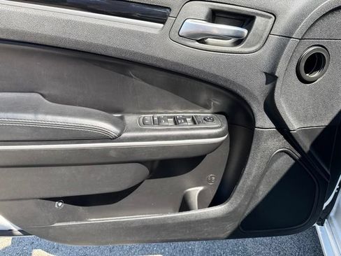 Used 2019 Chrysler 300 S RWD image 40