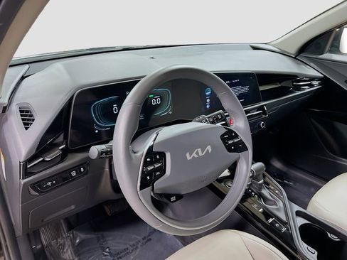 Certified 2023 Kia Niro EX image 9