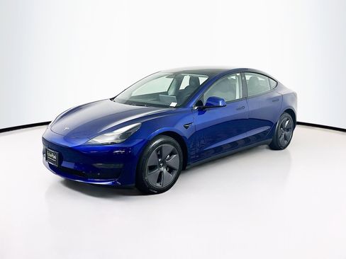 Used 2023 Tesla Model 3 Standard Range image 3