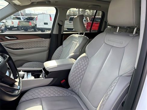 Used 2022 Jeep Grand Cherokee Summit w/ Luxury Tech Group V image 17