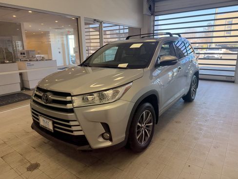 Used 2017 Toyota Highlander SE image 3