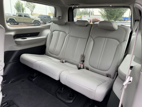 Used 2022 Jeep Wagoneer Series III w/ Premium Group I AWD/4WD image 51