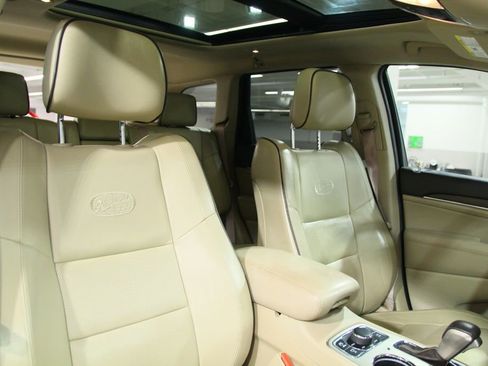 Used 2016 Jeep Grand Cherokee Overland AWD/4WD image 23