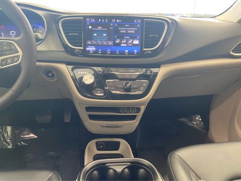 Used 2024 Chrysler Pacifica Touring-L FWD image 22