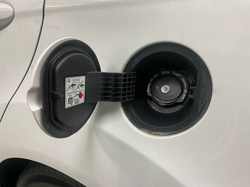 Used 2014 Ford Fiesta Titanium image 13