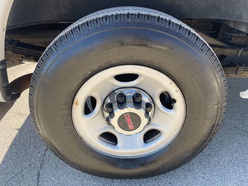 Used 2023 GMC Savana 3500 LS w/ Chrome Appearance Package image 16