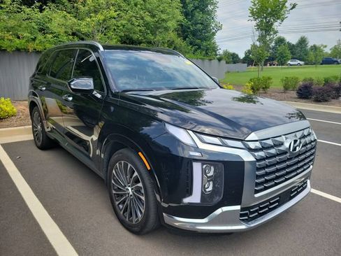 Used 2025 Hyundai Palisade Calligraphy FWD image 3