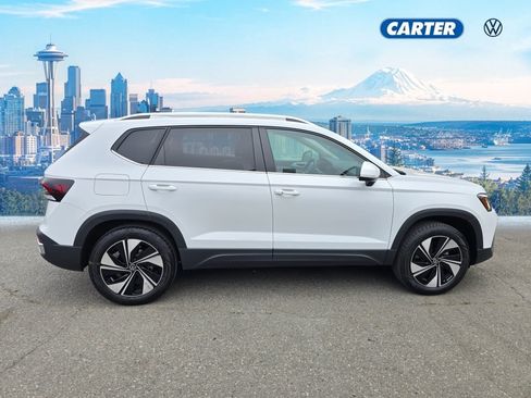Certified 2025 Volkswagen Taos SE AWD/4WD image 2