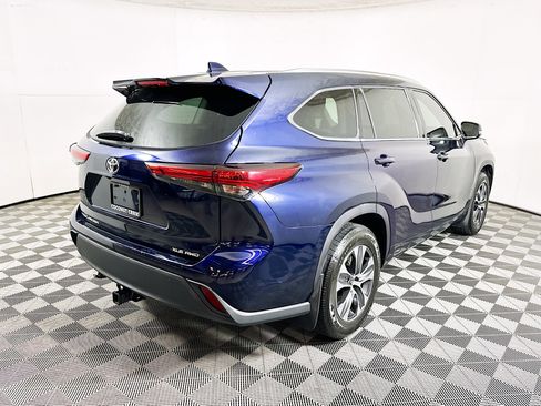 Used 2020 Toyota Highlander XLE image 3