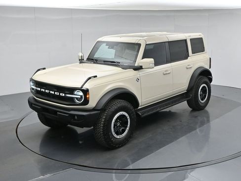 Certified 2025 Ford Bronco Outer Banks w/ Sasquatch Package AWD/4WD image 39