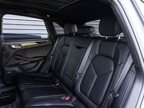 Certified 2025 Porsche Macan AWD/4WD image 26