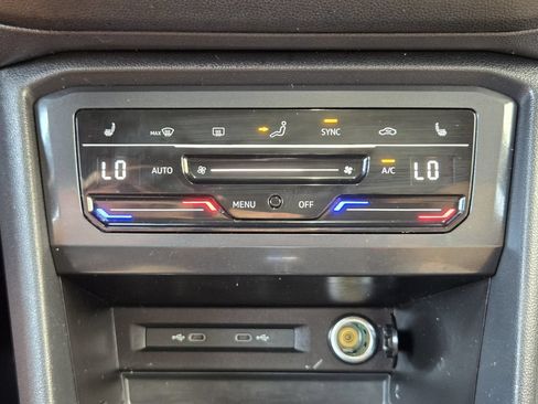 Used 2023 Volkswagen Tiguan SE w/ Panoramic Sunroof Package FWD image 16