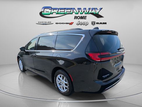 Used 2022 Chrysler Pacifica Touring-L FWD image 5