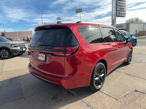 New 2026 Chrysler Pacifica Select w/ S Appearance Package AWD/4WD image 6