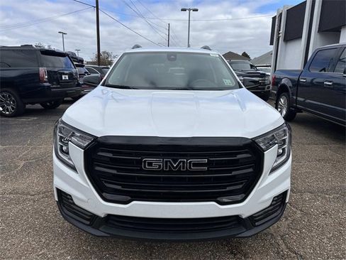 Used 2022 GMC Terrain SLE w/ Elevation Edition image 2