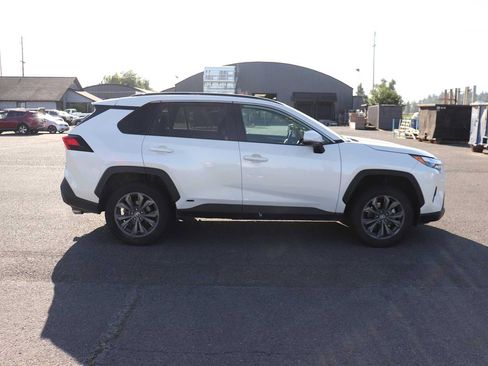 Used 2022 Toyota RAV4 XLE Premium AWD/4WD image 4