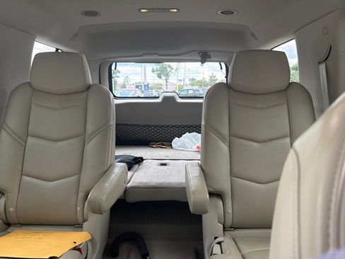 Used 2018 Cadillac Escalade Luxury AWD/4WD image 4