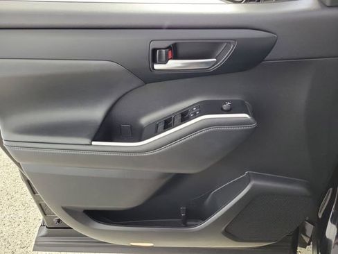 Used 2022 Toyota Highlander XSE FWD image 22