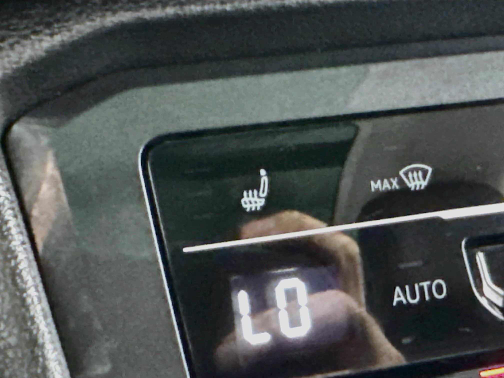 Used 2023 Volkswagen Tiguan SE w/ Panoramic Sunroof Package AWD/4WD image 4
