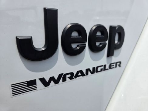 Used 2025 Jeep Wrangler Unlimited Sahara AWD/4WD image 14