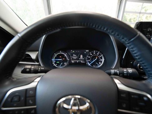 Used 2021 Toyota Highlander XLE AWD/4WD image 15
