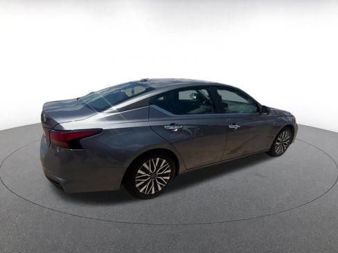 Used 2025 Nissan Altima 2.5 SV FWD image 14