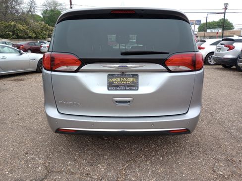 Used 2020 Chrysler Pacifica Touring-L image 6