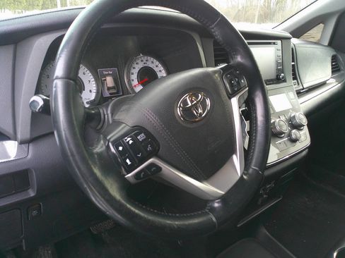 Used 2018 Toyota Sienna SE image 16