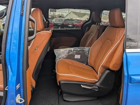 New 2026 Chrysler Pacifica Pinnacle image 10
