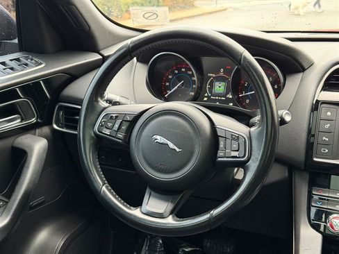 Used 2017 Jaguar F-PACE Premium image 31