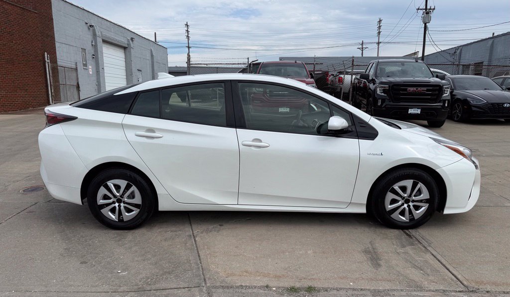 Used 2017 Toyota Prius Three w/ Advanced Technology Package FWD image 5