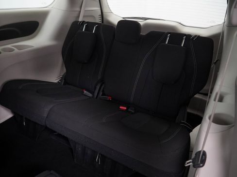 Used 2023 Chrysler Voyager LX image 21