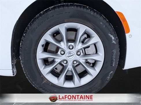 Used 2023 Chrysler Pacifica Touring-L image 32