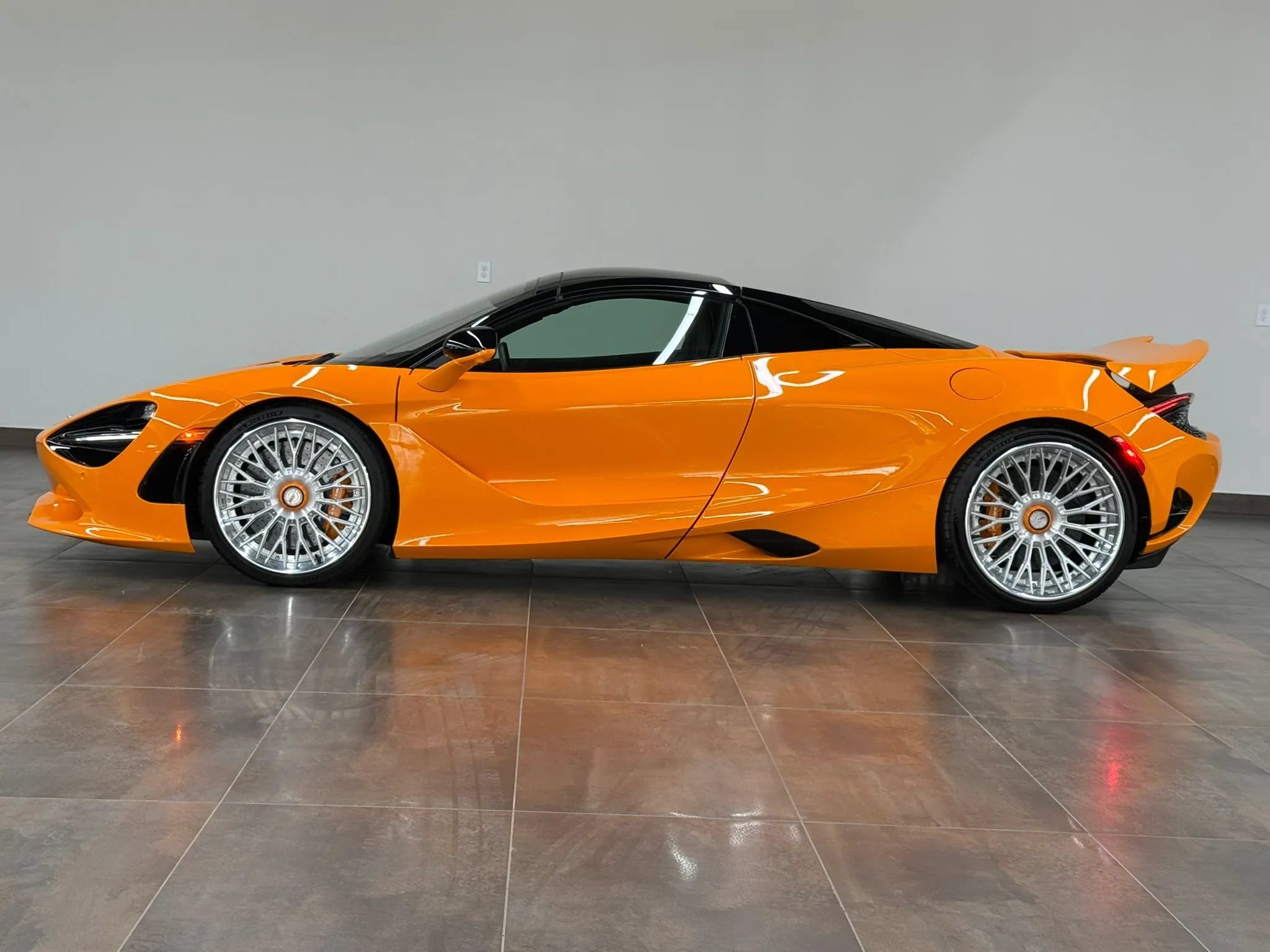 Used 2025 McLaren 750S Spider RWD image 7