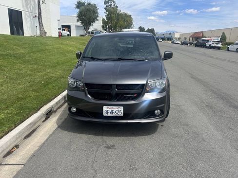 Used 2018 Dodge Grand Caravan SXT w/ Driver Convenience Group FWD image 1