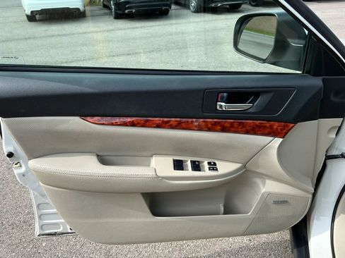 Used 2010 Subaru Outback 2.5i Limited AWD/4WD image 18