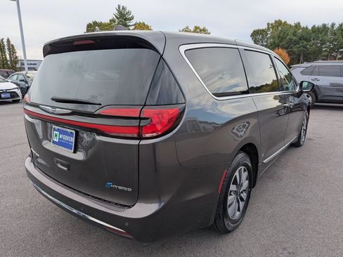 Used 2023 Chrysler Pacifica Limited image 6