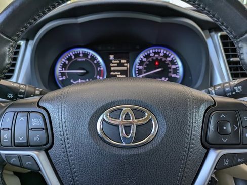 Used 2019 Toyota Highlander XLE image 29