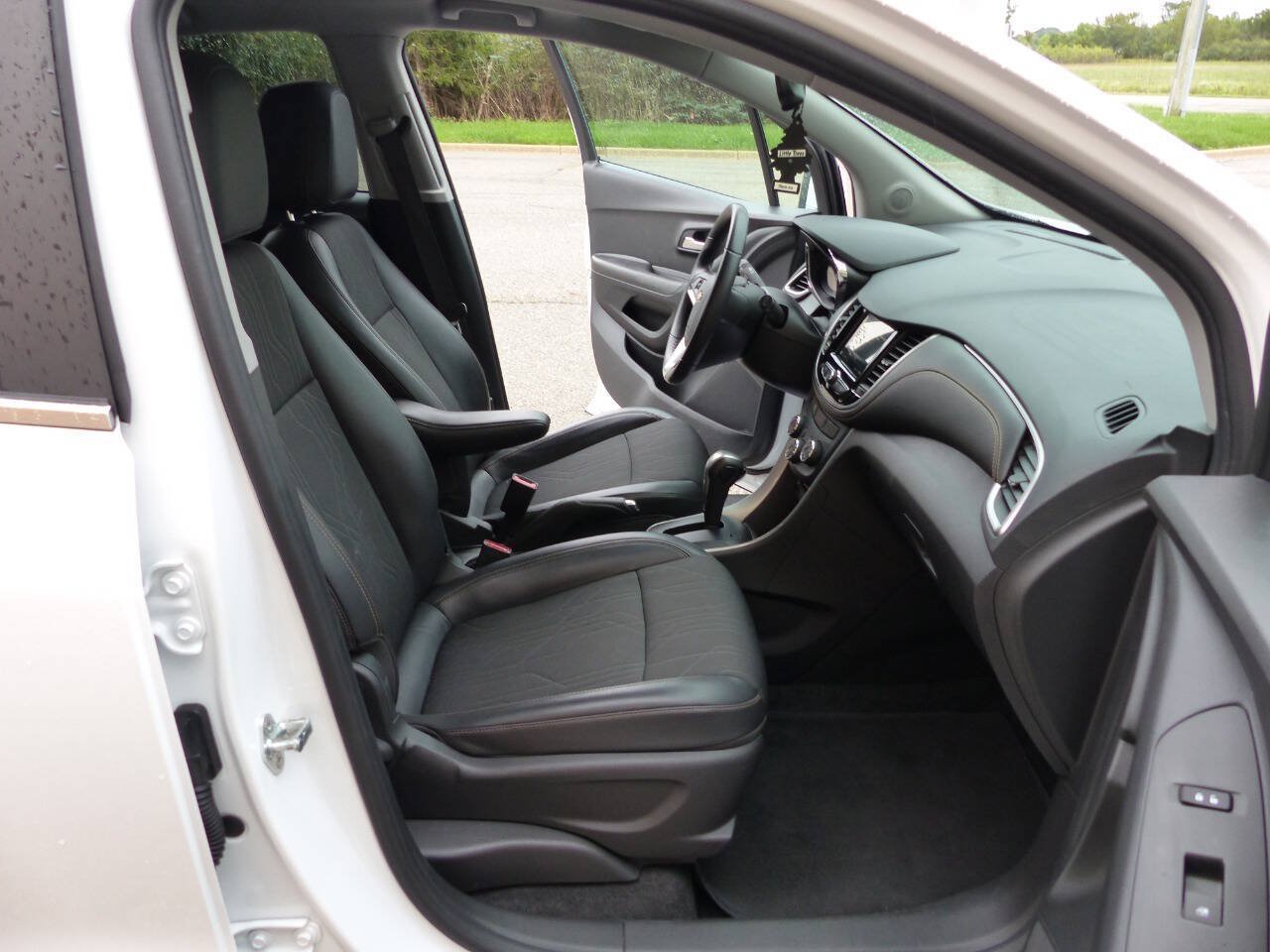 Used 2019 Chevrolet Trax LT w/ LT Convenience Package FWD image 40