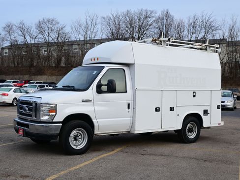 Used 2017 Ford E-350 and Econoline 350 Super Duty w/ Power Windows & Locks Group image 3